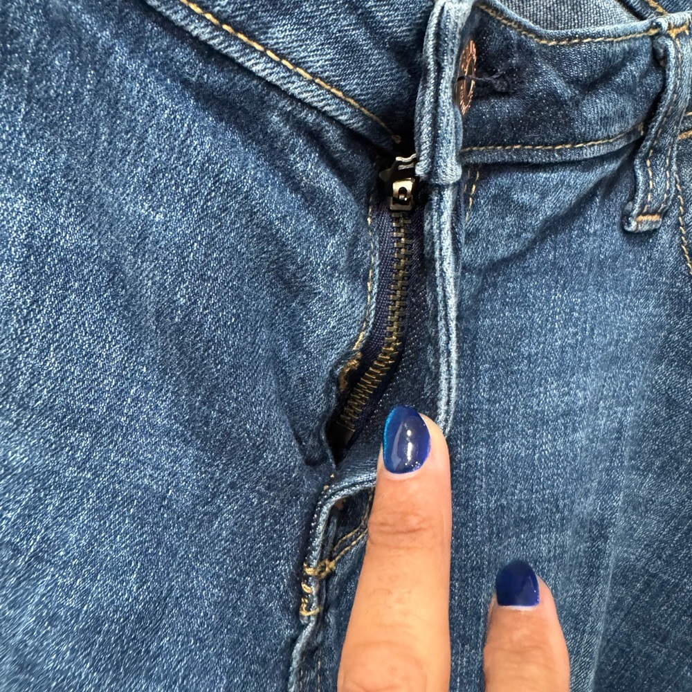 Old Navy Women's Straight Leg Blue Jeans - Picture 4 of 11